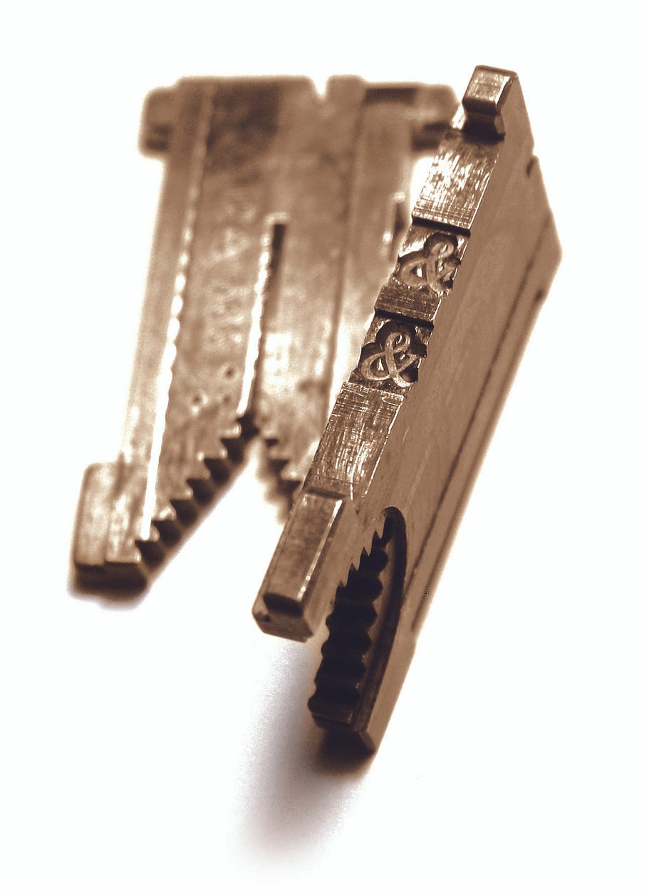 圖為 Linotype 自動排字機的字模,可以看到上面的 & 是斜體,下面的 & 是標準體,排字時再依照需求,切換要標準體還是斜體。但也為了讓兩種字體塞在同個寬度裡,就會讓斜體字母之間的距離看起來太寬。/圖片來源:Letterpress Commons