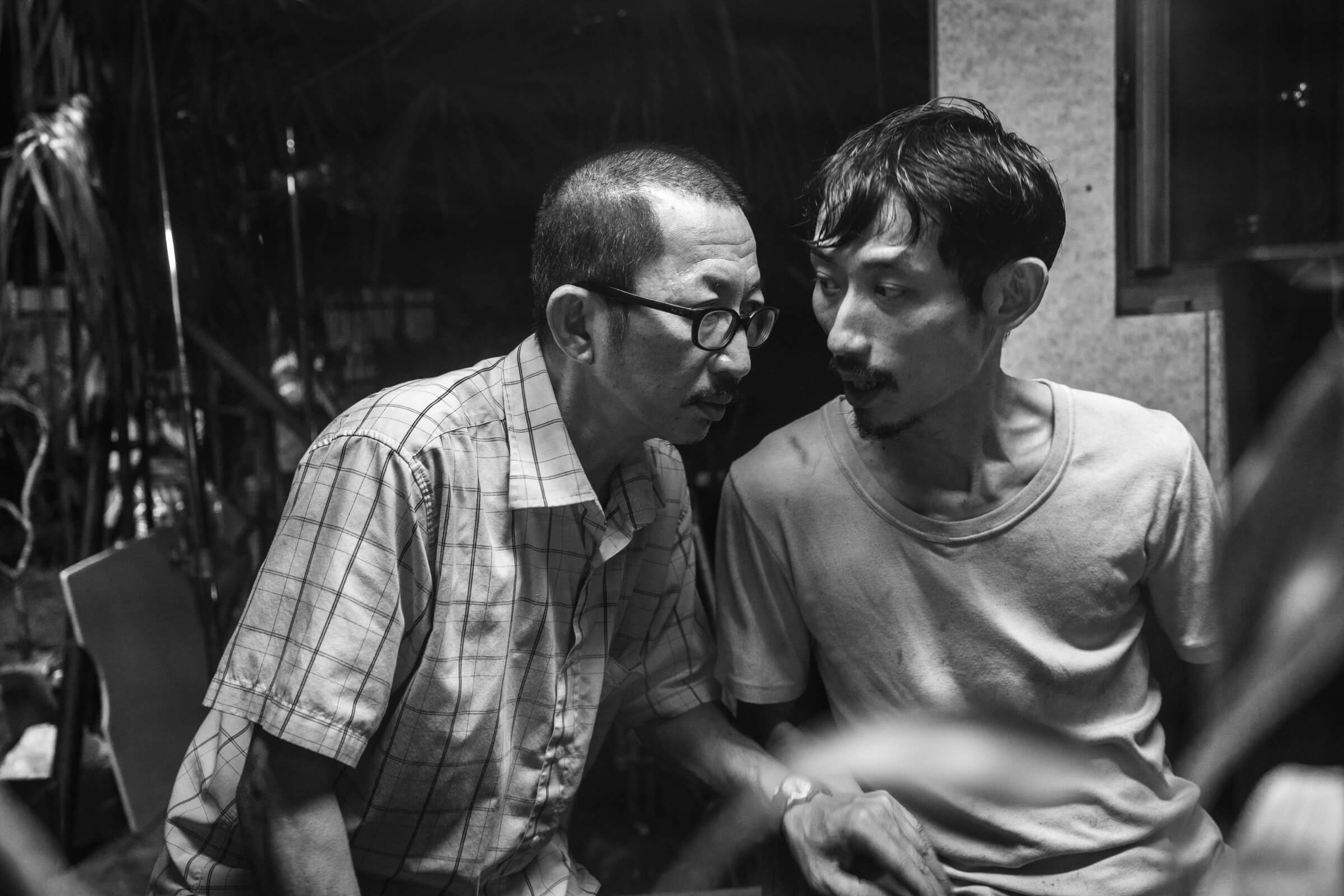 藉由肚財和菜埔的日常互動,用許多的幽默的對話和簡單的畫面領導著故事的推進,《大佛普拉斯》這部電影不停的散發出一股很淡很淡的無奈感——不知為何而活的無奈感。事實上,很多很多真的生活在社會底層的人,他們生活的日常生活代名詞就是「無奈感」。這些人的人生就跟電影一樣的黑白,既不存在任何的娛樂要素,能過一天就是一天。