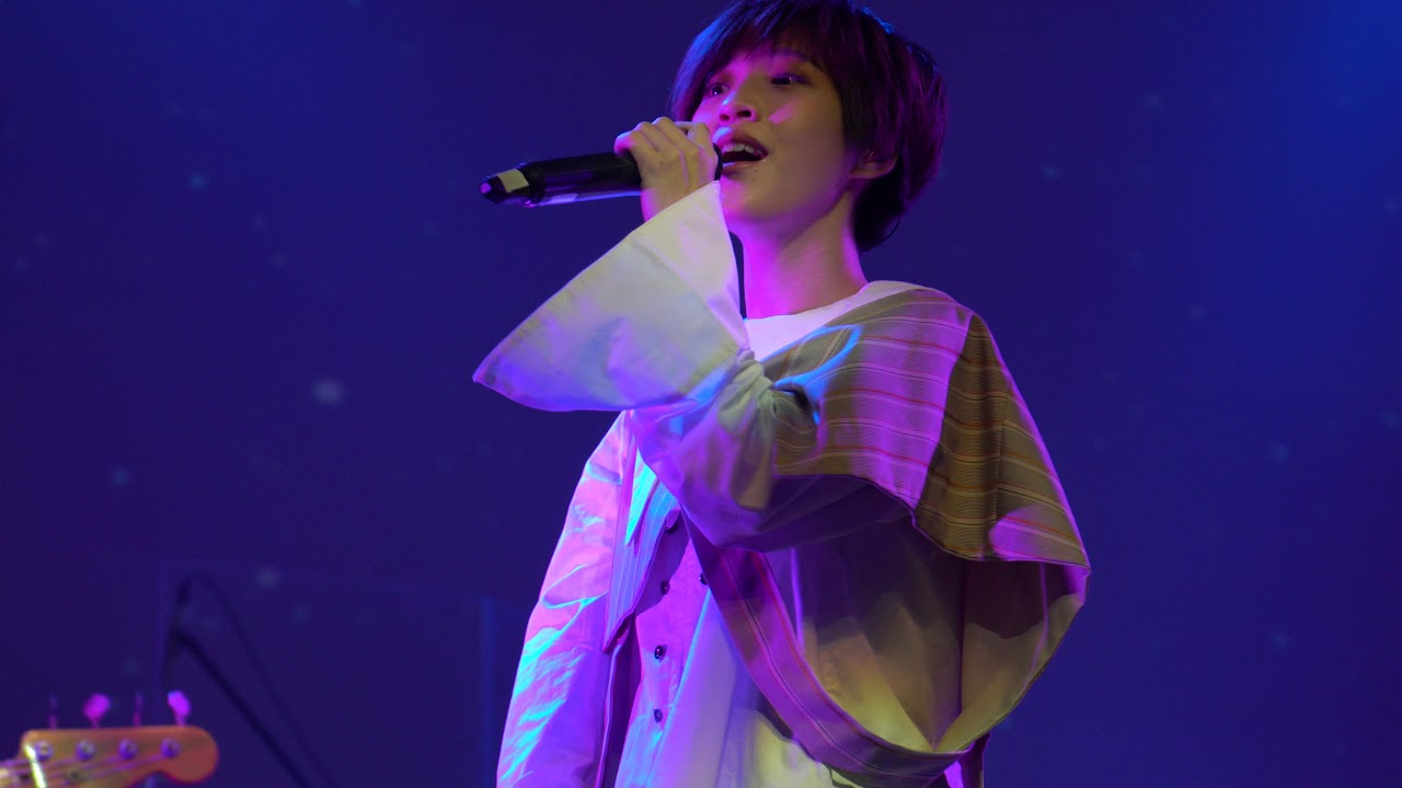 當身份改變的時候，我好像知道我又長大了一點，又覺得哪裡怪怪的。我想二十二歲可以算是億個很重要的分水嶺，代表我們從天馬行空走向妥協，那是一種說不上的複雜情緒，我們不知道這種向社會的「妥協」是否是正確的，但會大概領悟到二十二歲還在天馬行空看起來是不行的。