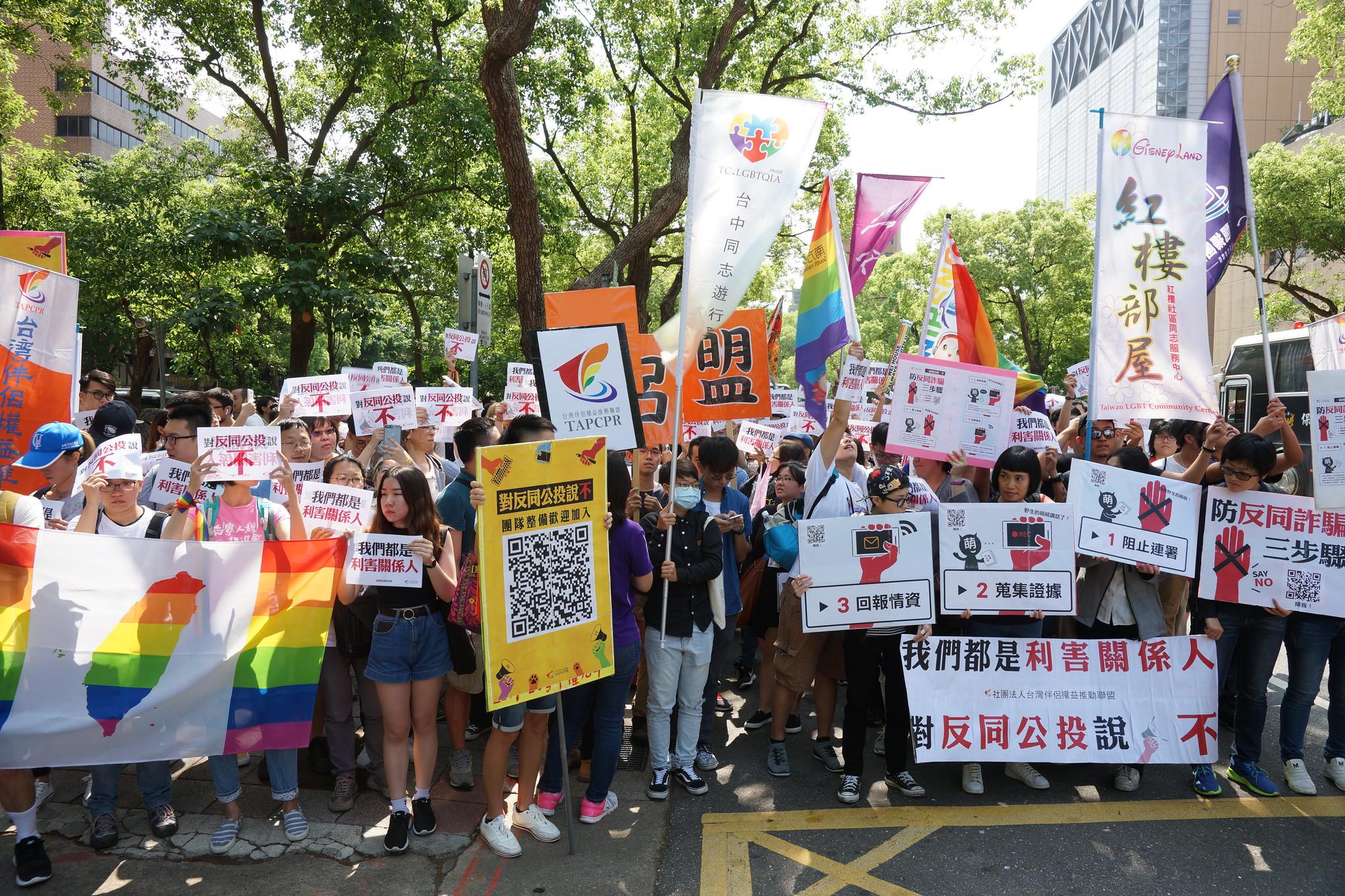 今天我們除了要譴責反同團體的各種誤導行為，以及中選會為何允許和釋憲案有違背之虞的公投案叩關、為什麼一次同意這麼多案綁公投、為何在文字上要繞這麼大一圈、為什麼沒有考慮投開票路線，還有為什麼這麼多選民沒仔細研究公投案就去投之外，也要仔細想想有沒有該變得更好的地方。在今天的失敗過後，同運社群想好下一步該怎麼走了嗎？