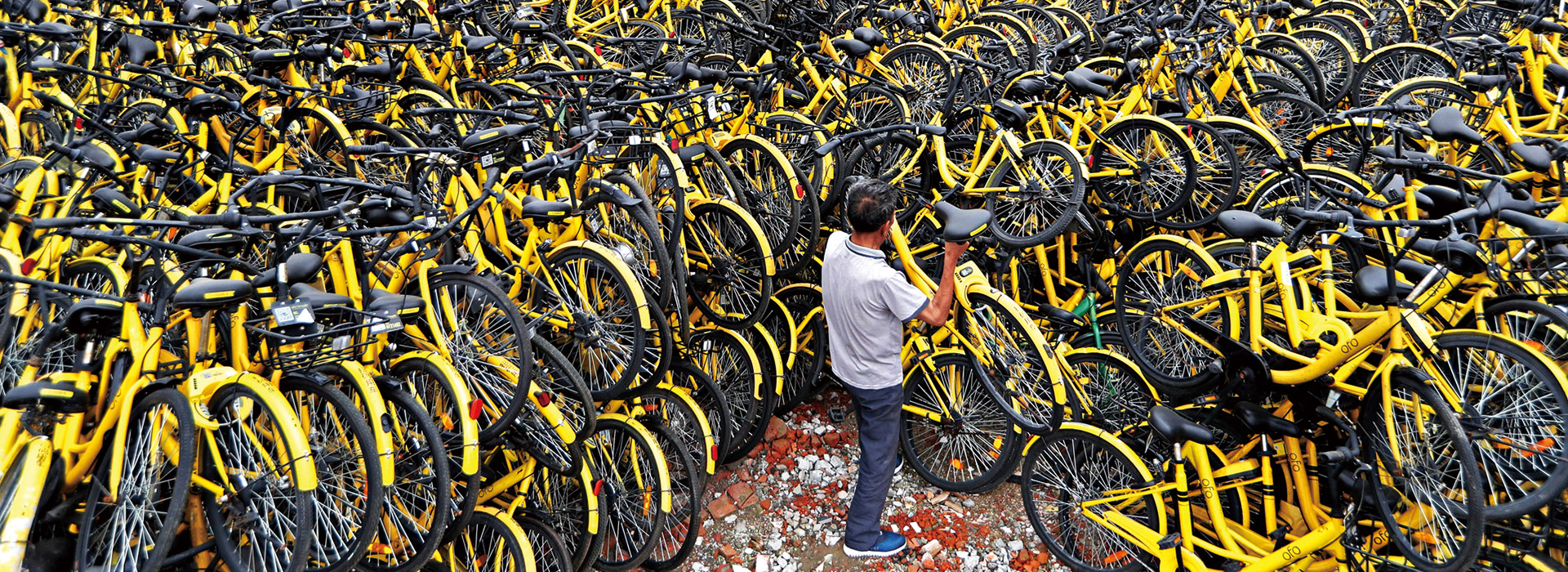 「共享經濟」的未來憧憬,是⼀個基於新⾃由主義思想,⿎勵閒置資源共享、使得商品和服務在沒有政府管制的市場上⾃由流通的世界。在 2016 年左右,正是共享經濟的萌芽年代,許多嘗試性的共享服務,包括共享汽⾞、機⾞、單⾞、餐飲、住宿、或是共乘、家庭廚師等概念陸續問世。但到了今⽇,許多新興廠商事過境遷,有些在市場上走的更遠、深⼊年輕世代的⽣活中,但更多的是死在沙灘上,轉眼即逝。