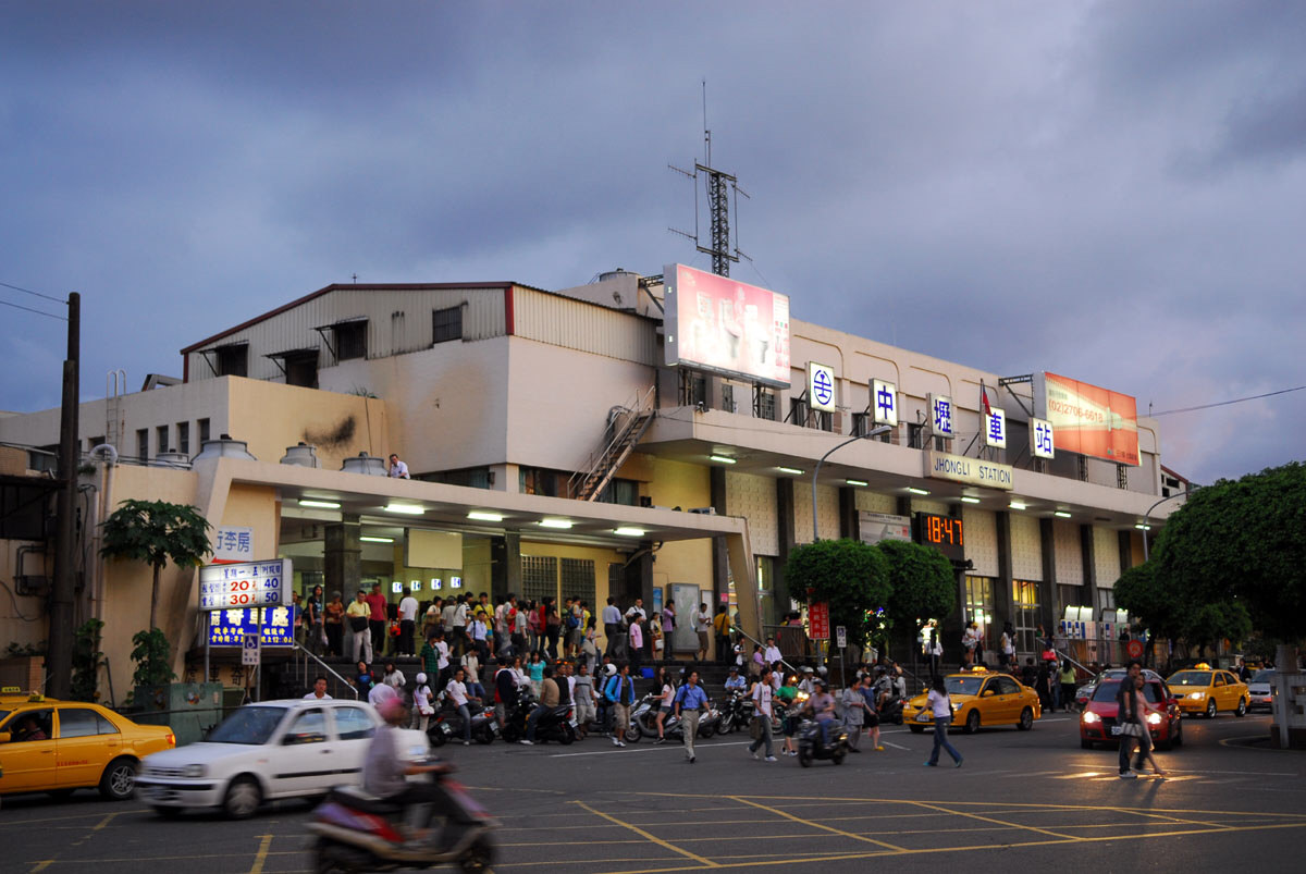 人類部落先在上古時代形成信仰，爾後誕生了文化；而有了文化的基礎，文明方始得開展，社會與國家的概念才逐漸形成。而藝術與設計，這些做為對諸神的敬意所呈現的終端表現，也伴隨著信仰出現於在人類的意像之間，也就是說，如果想了解各個文化的設計與藝術，其實可以從信仰為契機來深入。一旦設計不來自於文化或歷史，而僅僅只是單純闡述自己的情感時，便難以令人產生共鳴，就像人一但失去了根，便只能隨波逐流一樣。