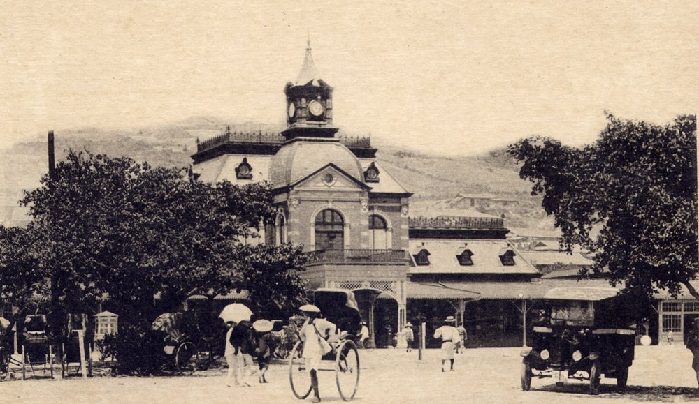 不論是「國鐵美學」的站體設計、還是「台鐵美學」的大方塊建築,以現代的角度來看都是不可思議的醜。但這樣的建築設計其實在戰後全世界各地都有出現,我們只將其歸咎於華國美學其實不夠客觀。因為「國鐵美學」其實看起來跟「台鐵美學」相差不遠,但是國鐵並不是中華民國政府的產物。我們該去思考的是,為什麼這些「看起來很醜的建築」們,幾乎都是在 1945 到 1980s 之間「被蓋出來」的?我認為可以歸納出四個原因。