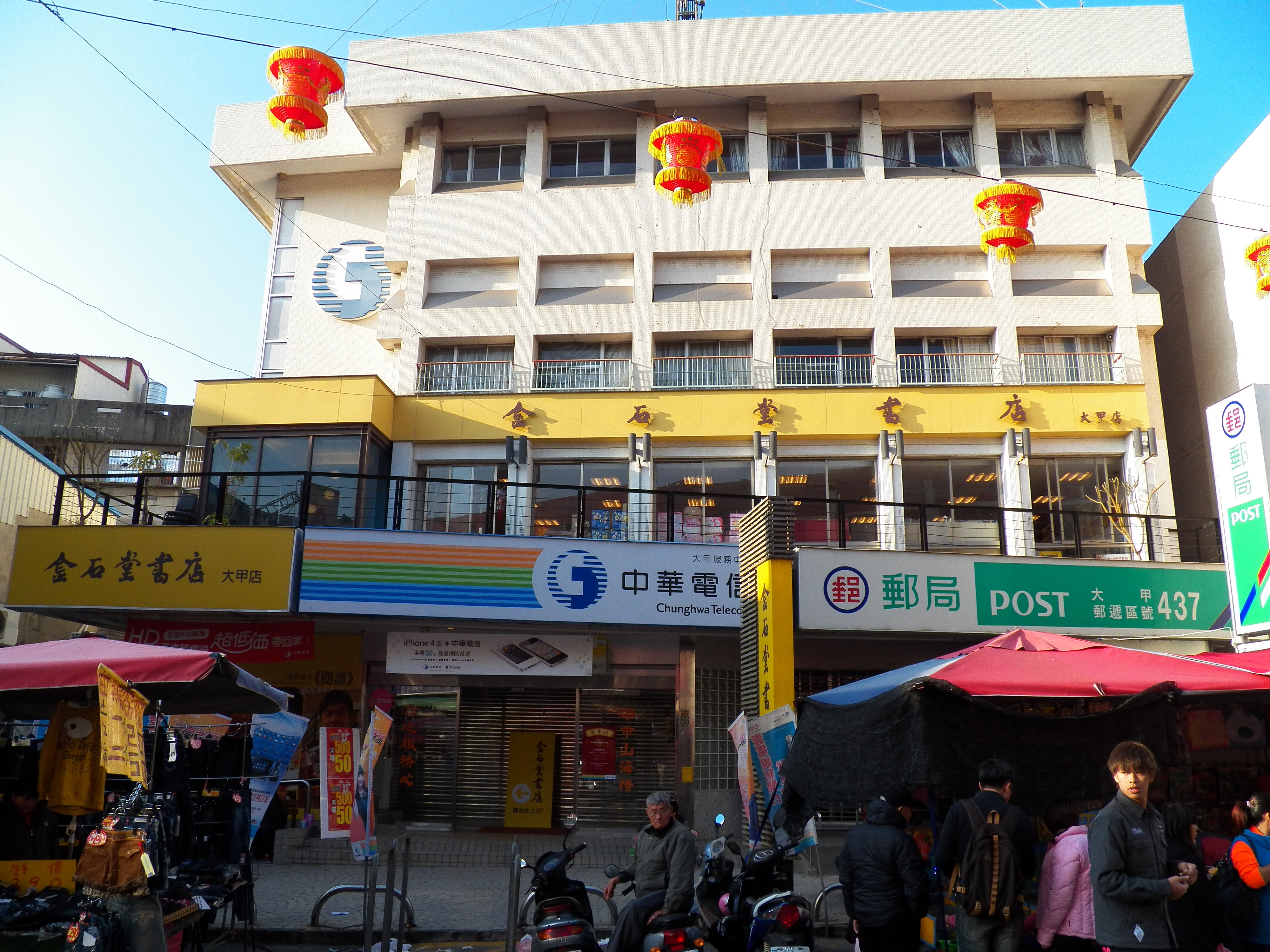 創作是不會消失的。書本也是，只是換了一種形式罷了。而只要有書的需求，出版社也不會消失，只是會變得更加碎片化、走向更分眾的市場。那實體書店呢？要不學誠品、金石堂那樣連鎖、複合化，要不就是走向更具差異性、特色分歧的獨立書店模式，像是啟蒙時代的沙龍一樣，在那裡，有愛書的人跟愛閱讀的人，還有燃燒熱情的店家，三方因對實體書本的感情而聚在一起取暖，如此而已，但這樣就很好。