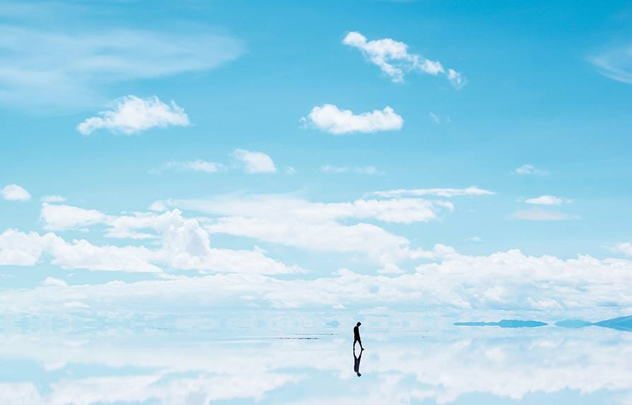 在《四月，她將到來。》裡，川村想講的是成年人的戀愛故事，那是一個到了一定歲數後，「愛情」早就不再擁有當初年輕時的激情與新鮮感，反倒融了生活，成為日常的一部分。原本以為自己為什麼都做得到的衝勁、覺得自己一定可以和對方長相廝守的願景，到頭來只剩下「倦怠」。川村元氣把這些人稱做「戀愛失能」，也就是書腰上寫的，當過去的悸動已經不在，那之後的生活又剩下什麼呢？