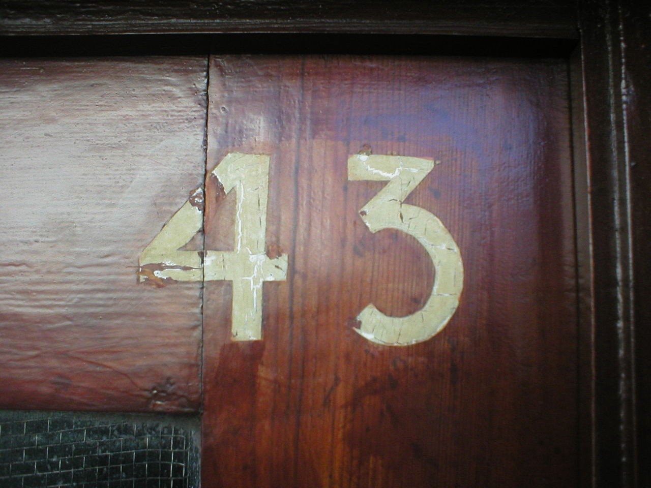 由 Renner 設計的門牌。注意該門牌的 3 是平頭的,而在 Futura 定稿中是圓頭的。(Source: Christos Vittoratos)